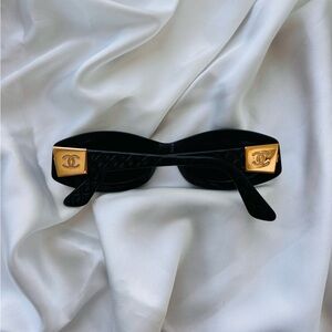 ✨𝑪𝑯𝑨𝑵𝑬𝑳 vintage sunglasses gold CC